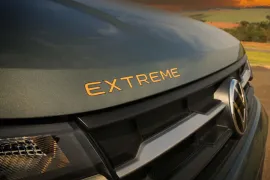 Volkswagen Saveiro Extreme 1.6 16V CD 2026 – Emblema · Foto: Volkswagen