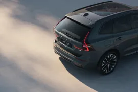 Volvo XC 60 T-8 Ultra Dark 2.0 AWD (Híbrido) 2025 – Diagonal Traseira · Foto: Volvo Cars