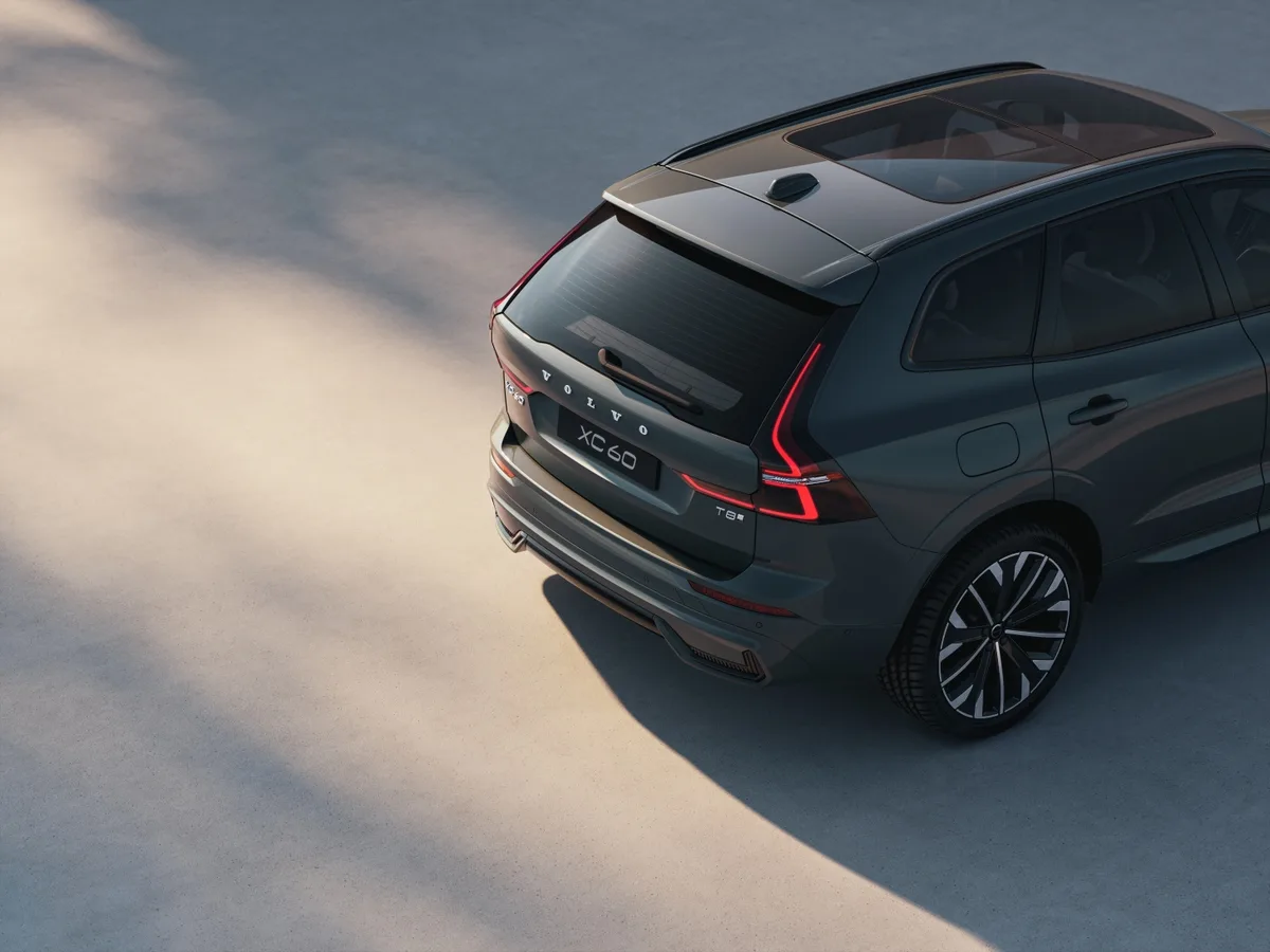 Volvo XC 60 T-8 Ultra Dark 2.0 AWD (Híbrido) 2025 – Diagonal Traseira · Foto: Volvo Cars