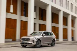 Volvo XC 90 T-8 Ultra 2.0 AWD (Híbrido) 2025 – Diagonal Frontal · Foto: Volvo Cars