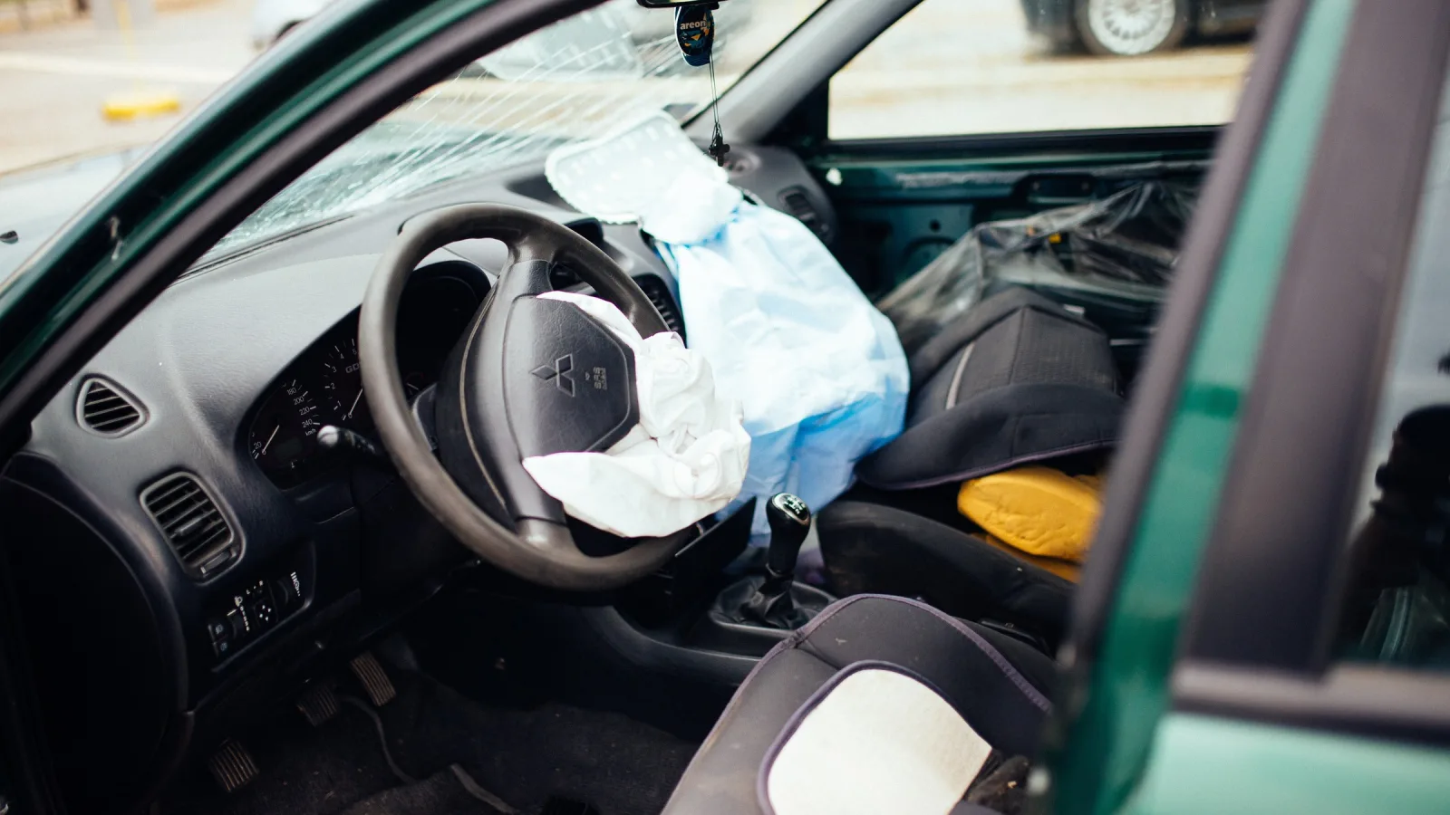 Airbags do motorista e do passageiro abertos depois de uma batida. Quando o insuflador está degradado, o gás sai com força demais e pode romper a carcaça de metal