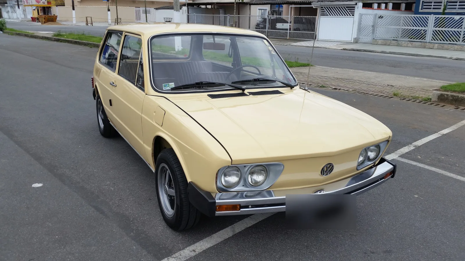 Uma Volkswagen Brasília 1979 com placa preta de veículo de coleção, em São Vicente (SP), em 2018