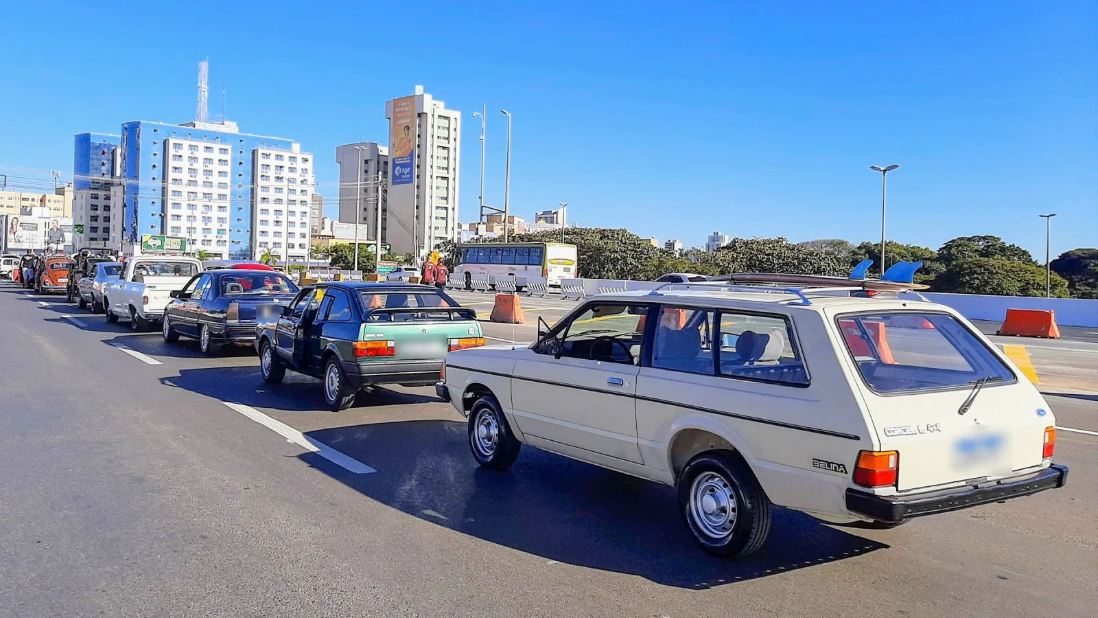 Uma Ford Belina II num desfile de carros antigos em Taguatinga (DF), em 2023, seguida de um Gol quadrado e de um Monza