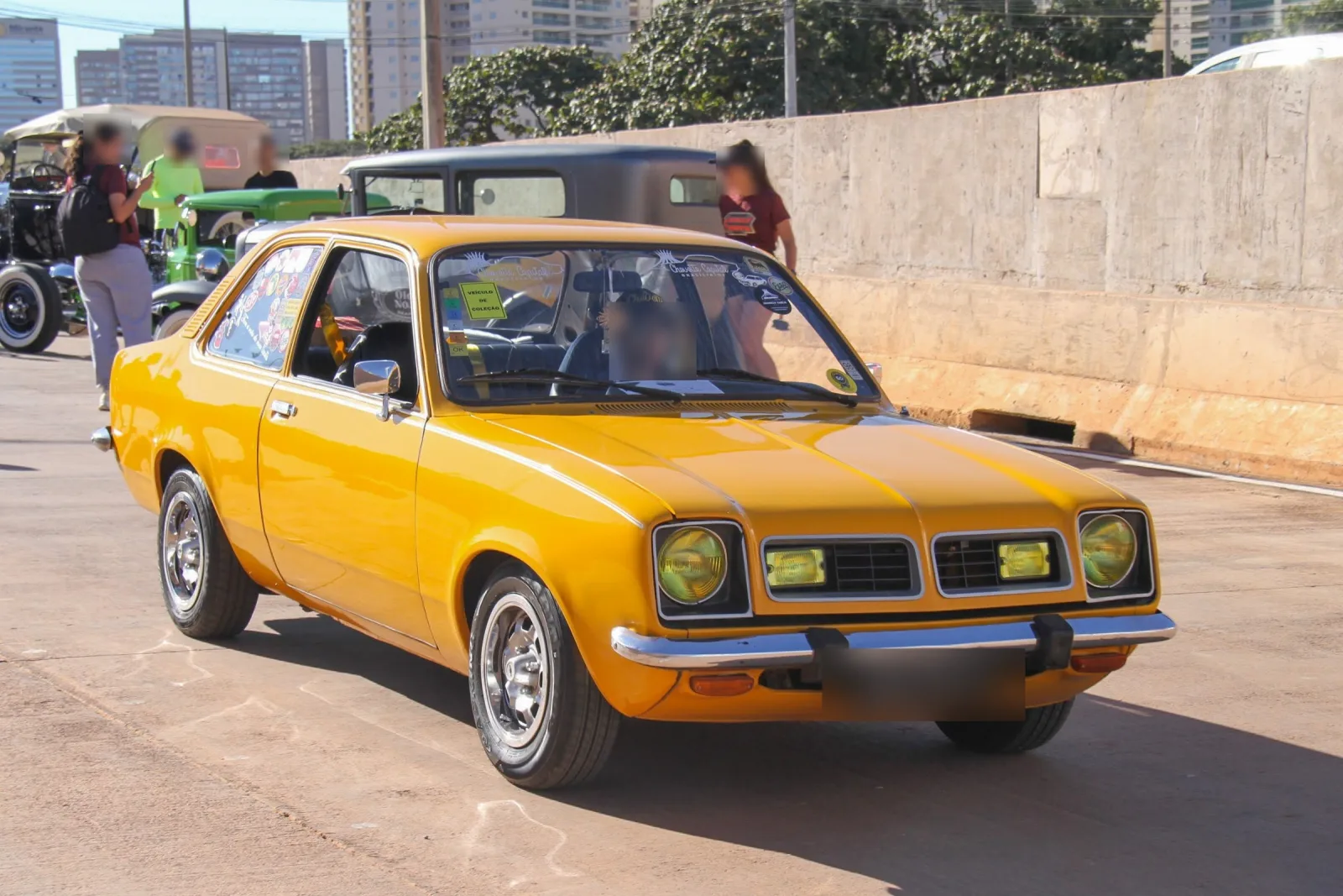 Um Chevette amarelo com placa preta de coleção num desfile de carros antigos em Taguatinga (DF), em 2023