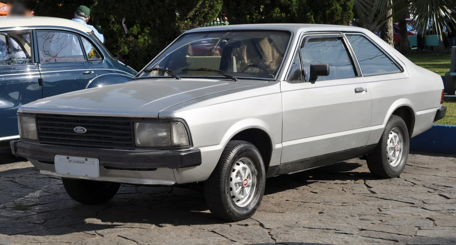 Um Ford Corcel II cupê numa exposição de carros antigos em Itanhaém (SP), em 2011