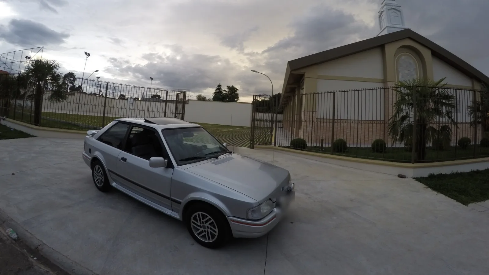 Um Ford Escort XR3 1.8 1992, da geração fabricada no Brasil