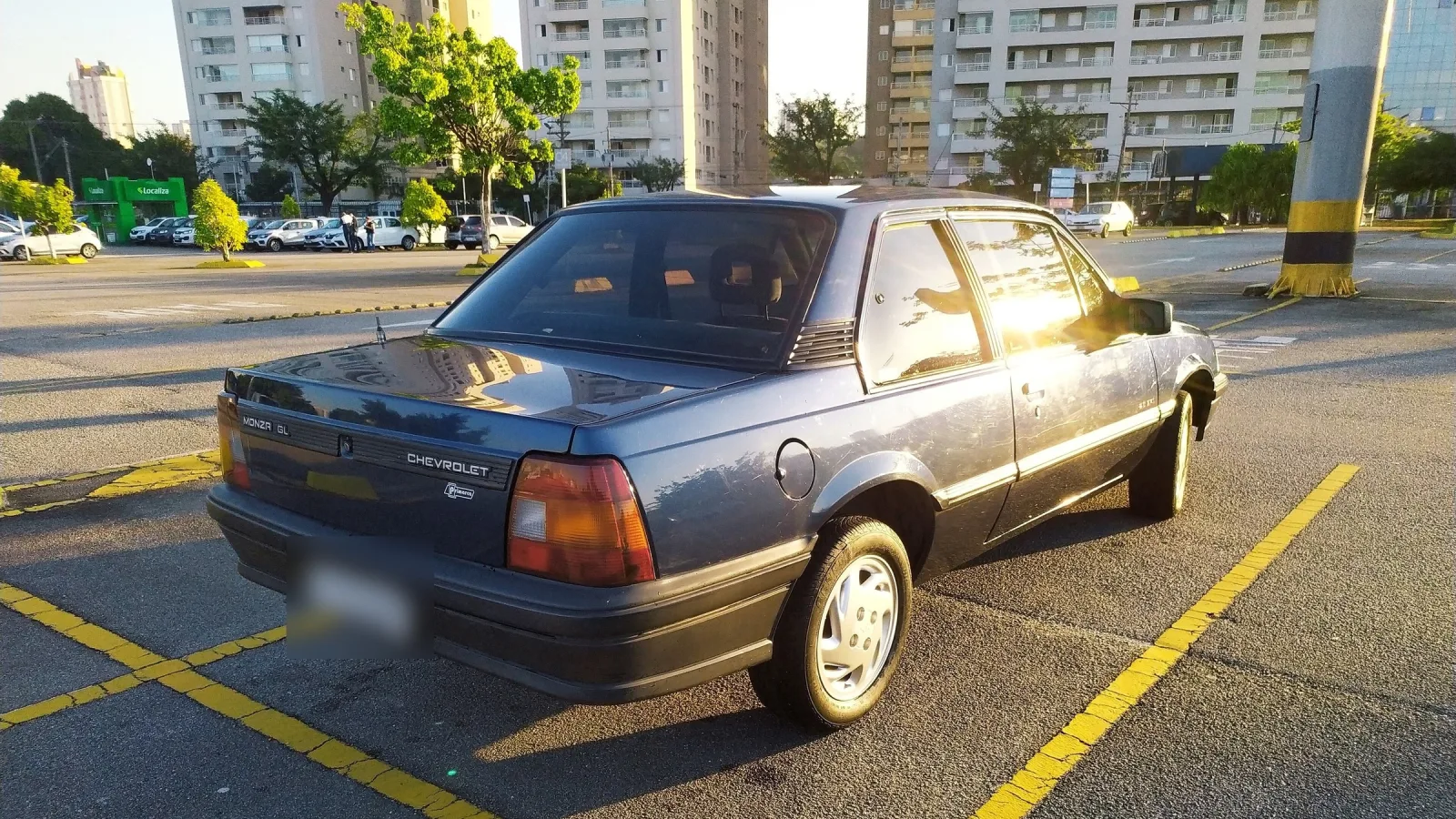 Um Chevrolet Monza GL 2.0 a álcool, modelo 1995, ainda rodando em 2022