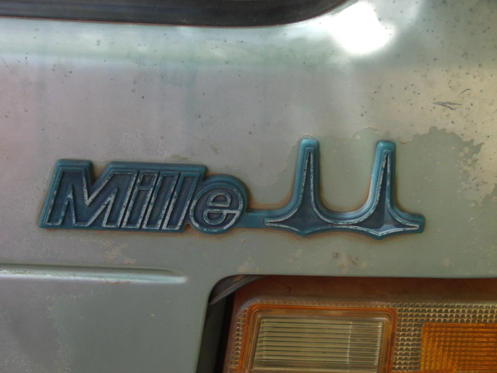 Emblema traseiro de um Fiat Uno Mille