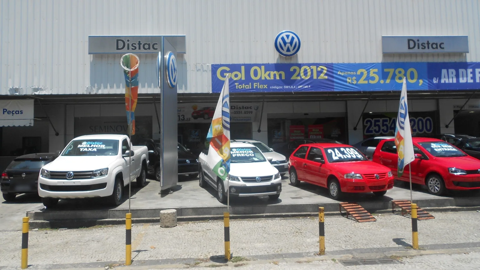 Concessionária Volkswagen em Laranjeiras, no Rio de Janeiro, com faixa anunciando o Gol 0 km 2012 por R$ 25.780