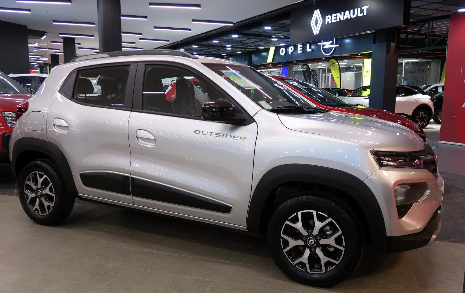 Um Renault Kwid com o visual atual numa concessionária do Chile