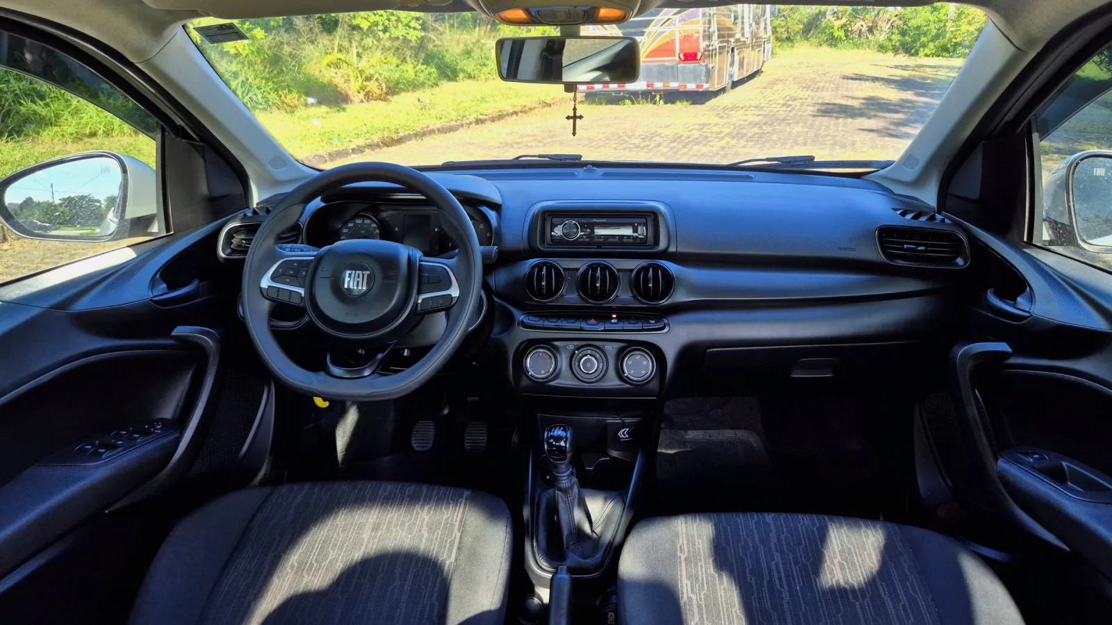Painel de um Fiat Argo 1.0 2022 com câmbio manual de cinco marchas, a configuração mais barata do hatch