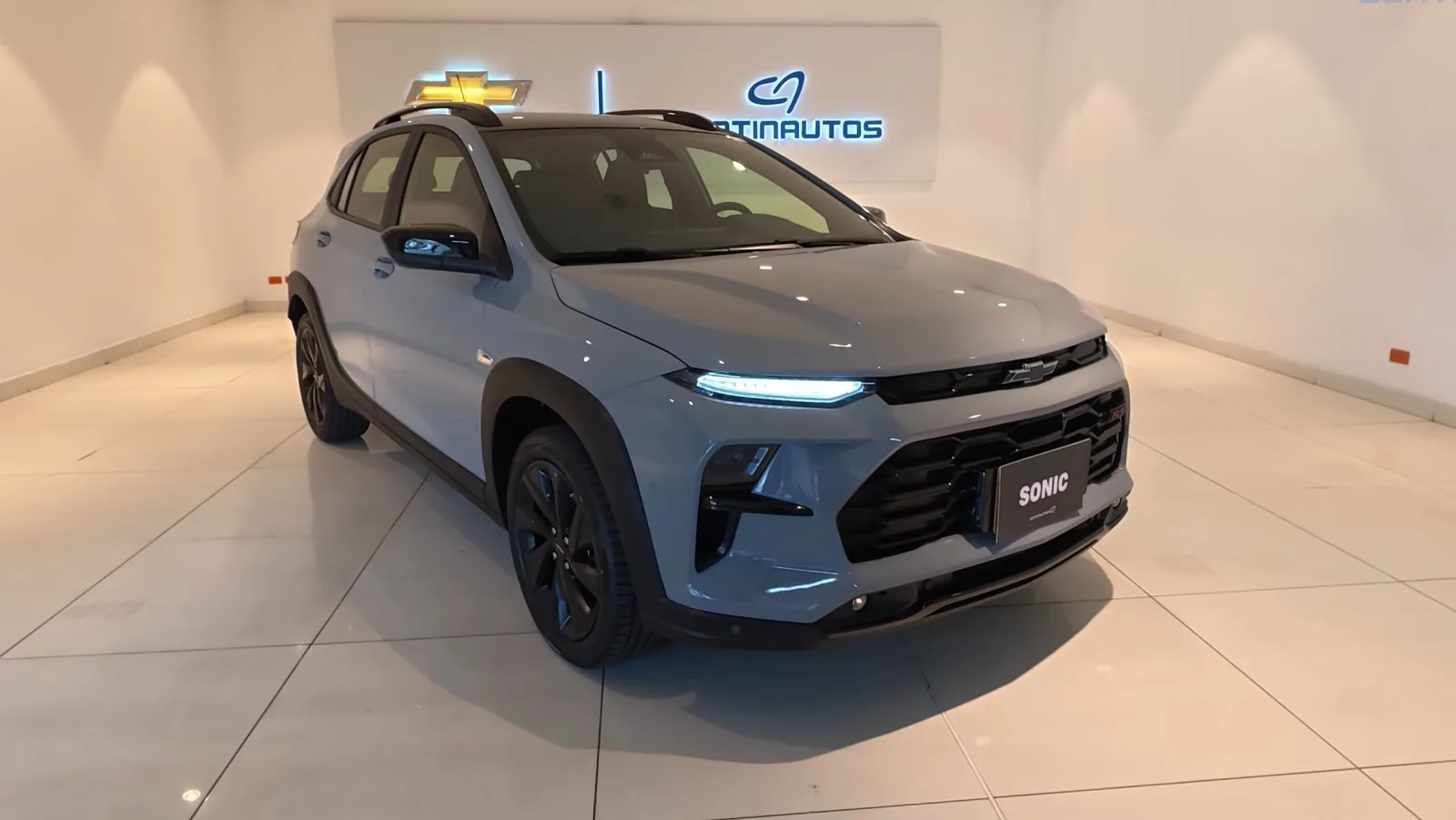 O Chevrolet Sonic, SUV feito em Gravataí (RS) sobre a base do Onix, numa concessionária: chegou em maio e deu à Chevrolet vendas que ela não tinha