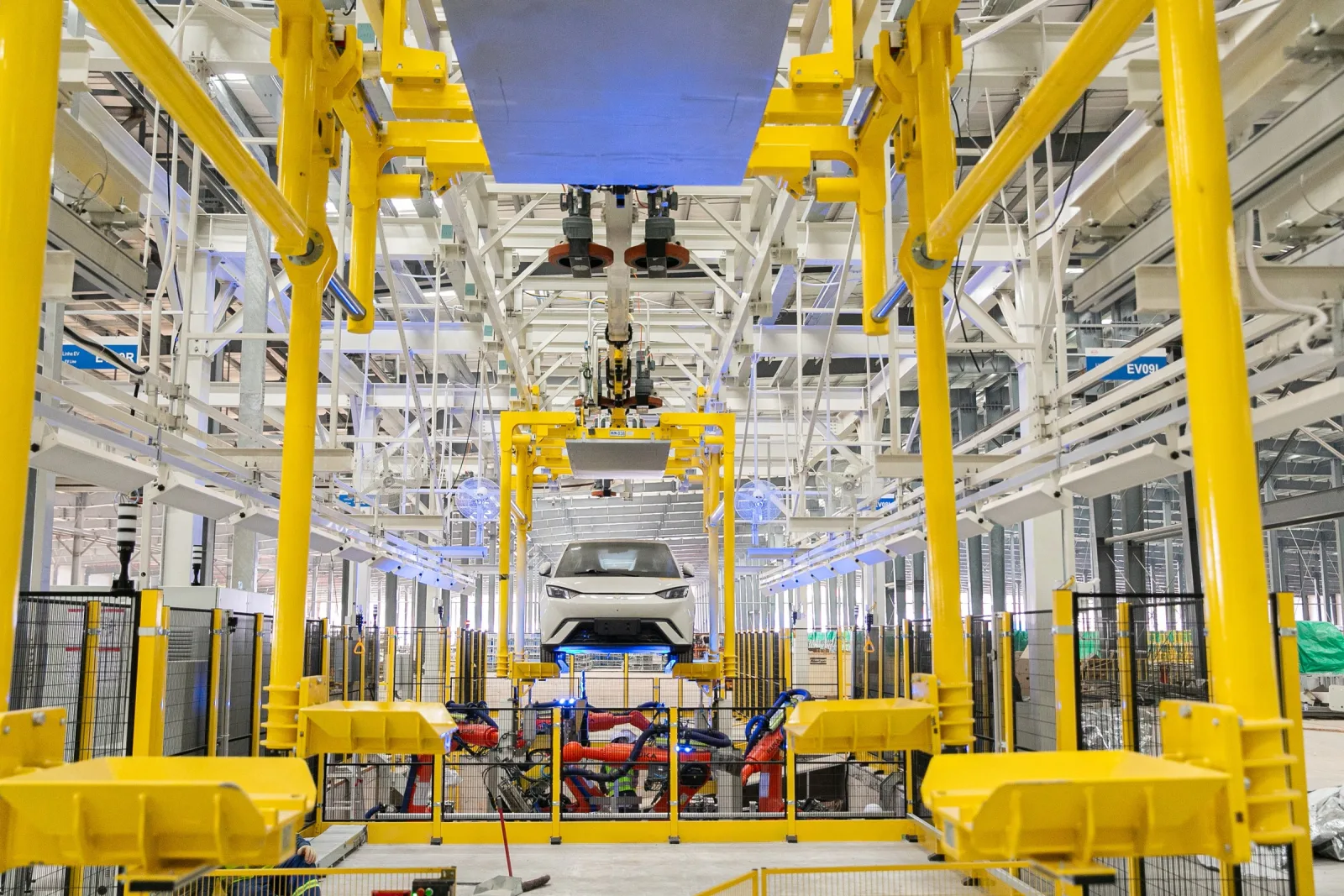 Um BYD Dolphin Mini na linha de montagem da fábrica de Camaçari (BA), que começou a operar em julho de 2025