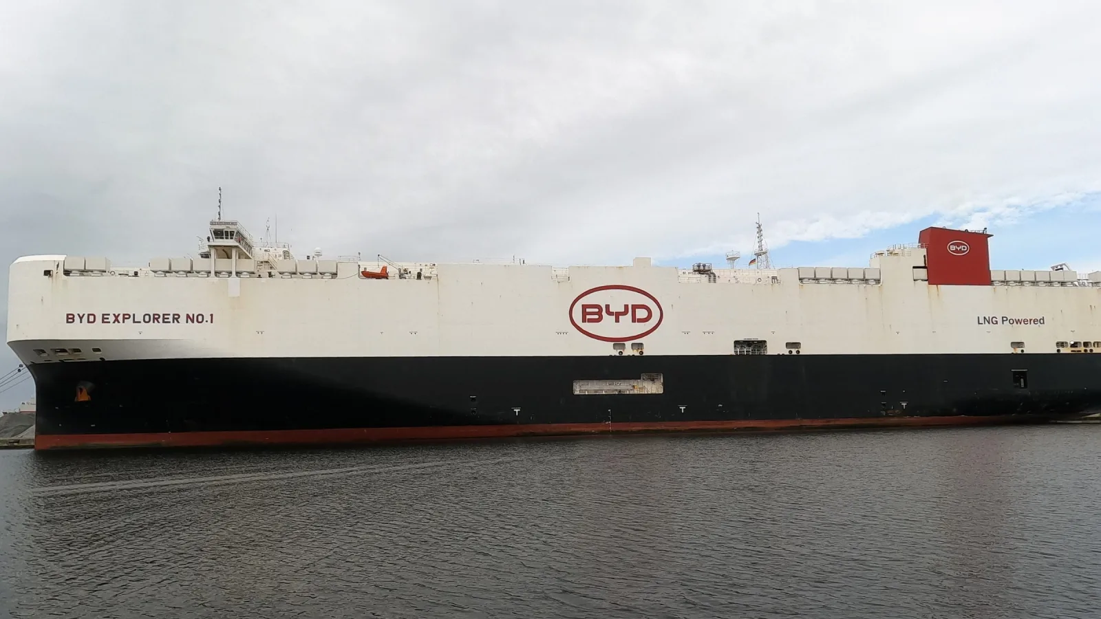 O BYD Explorer No. 1, primeiro navio próprio da BYD para levar carros da China a outros países. Entre 2024 e 2025, ele descarregou milhares de carros nos portos de Suape (PE), Itajaí (SC) e Aracruz (ES); na foto, em Wilhelmshaven, na Alemanha