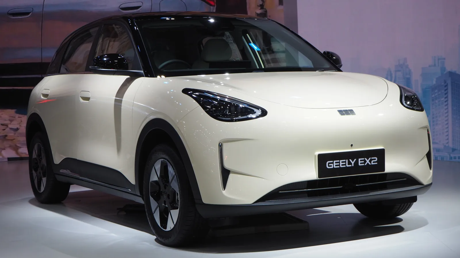 O Geely EX2, elétrico compacto que a marca anunciou que vai produzir no Paraná com a Renault, num salão na Tailândia, em 2025