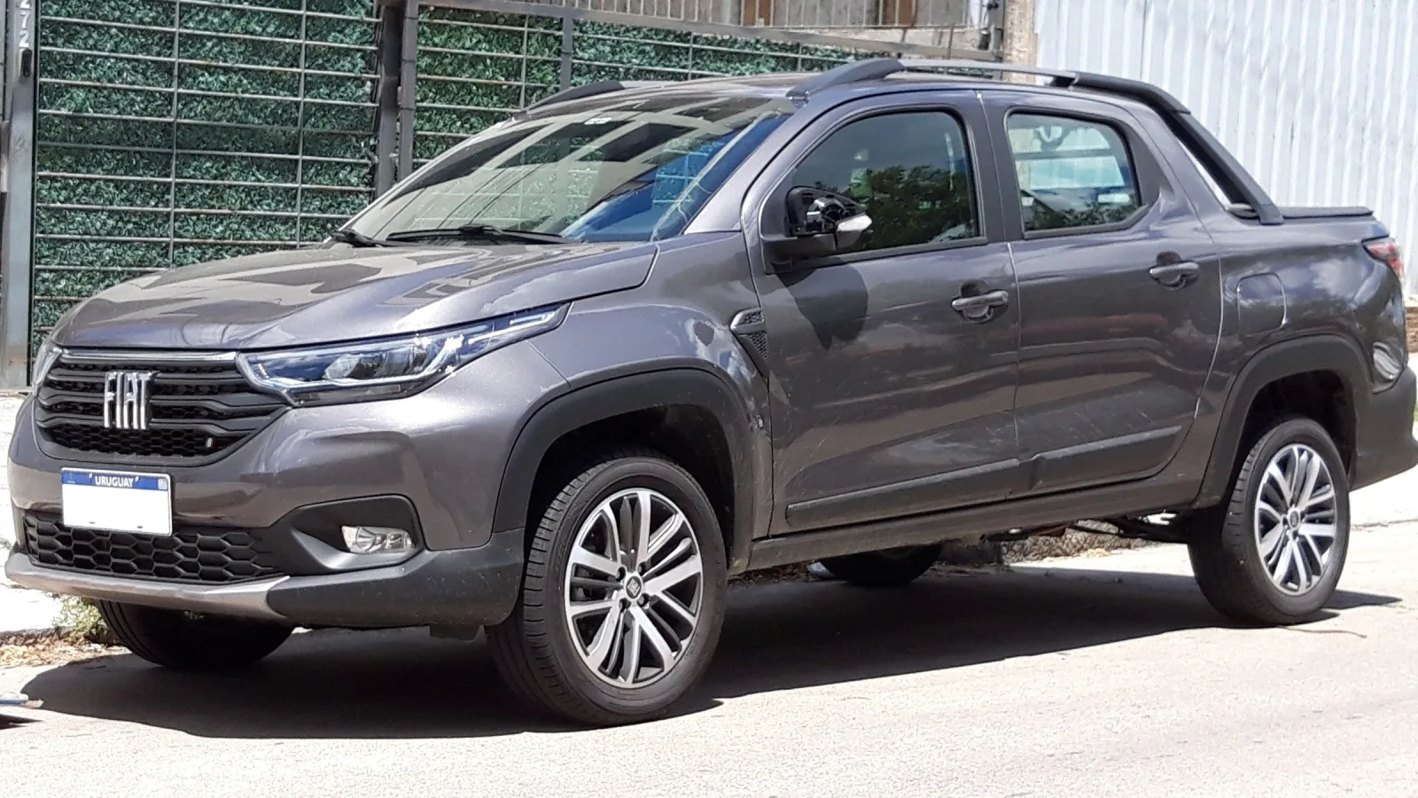 Uma Fiat Strada Volcano da geração atual, feita em Betim (MG), em Montevidéu: a versão 2023 vale hoje quase o mesmo que valia nova