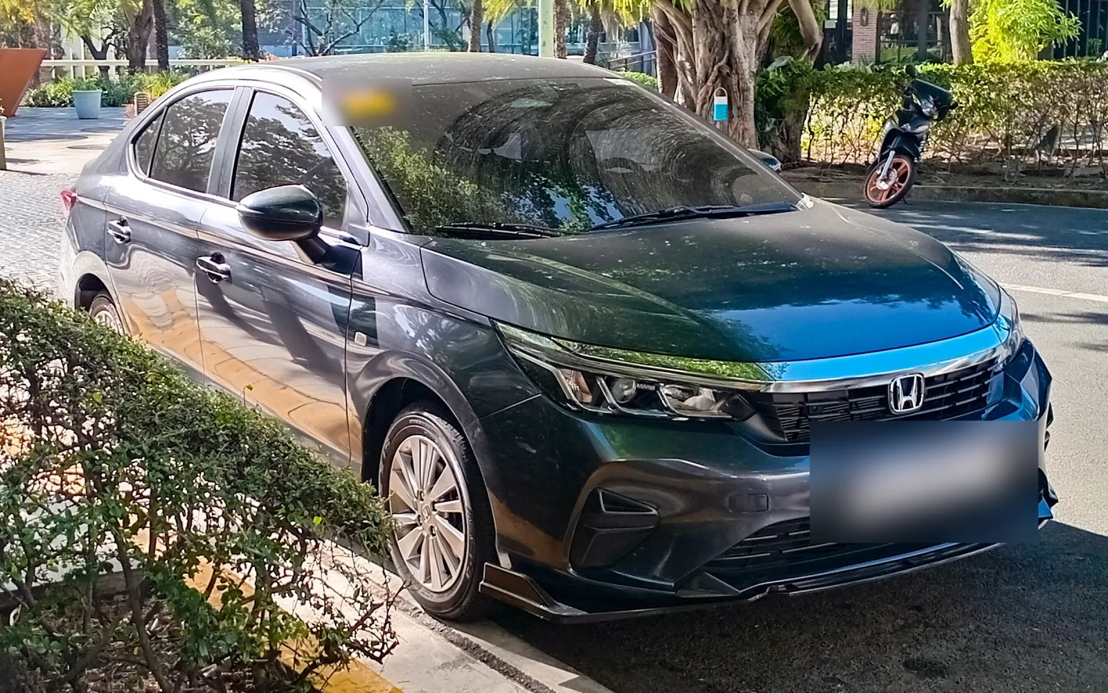 Um Honda City 2023 da geração atual, nas Filipinas: o sedã segurou 90% do preço em três anos no Brasil
