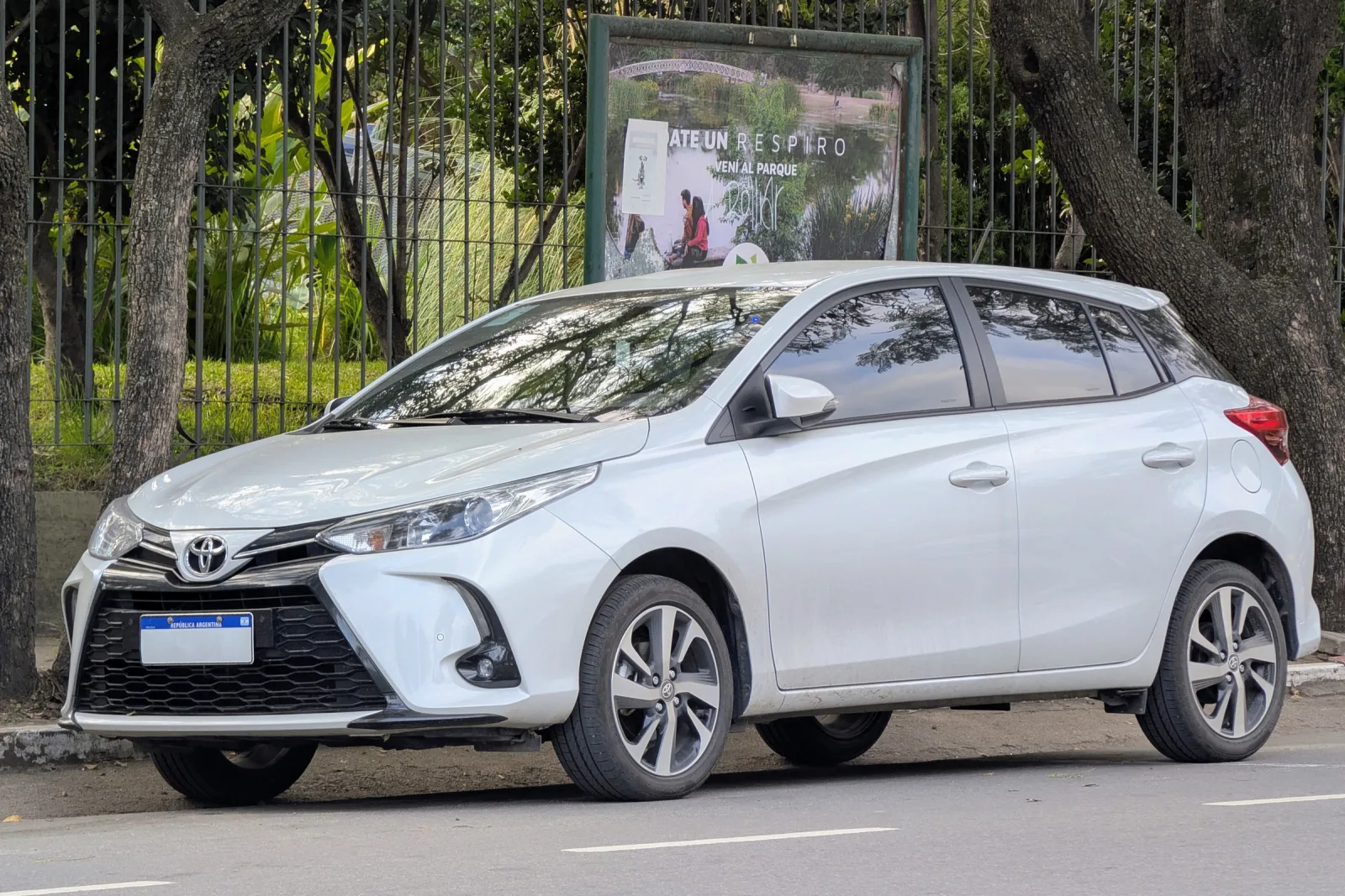 Um Toyota Yaris XLS+ na Argentina: o hatch saiu das lojas brasileiras, e mesmo assim o 2023 segurou 91% do preço