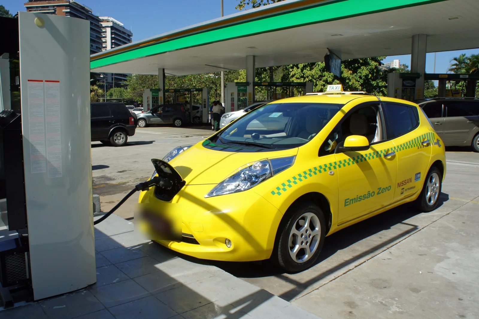 Um dos primeiros eletropostos do país: táxi elétrico ligado ao carregador rápido num posto do Rio de Janeiro, em 2013