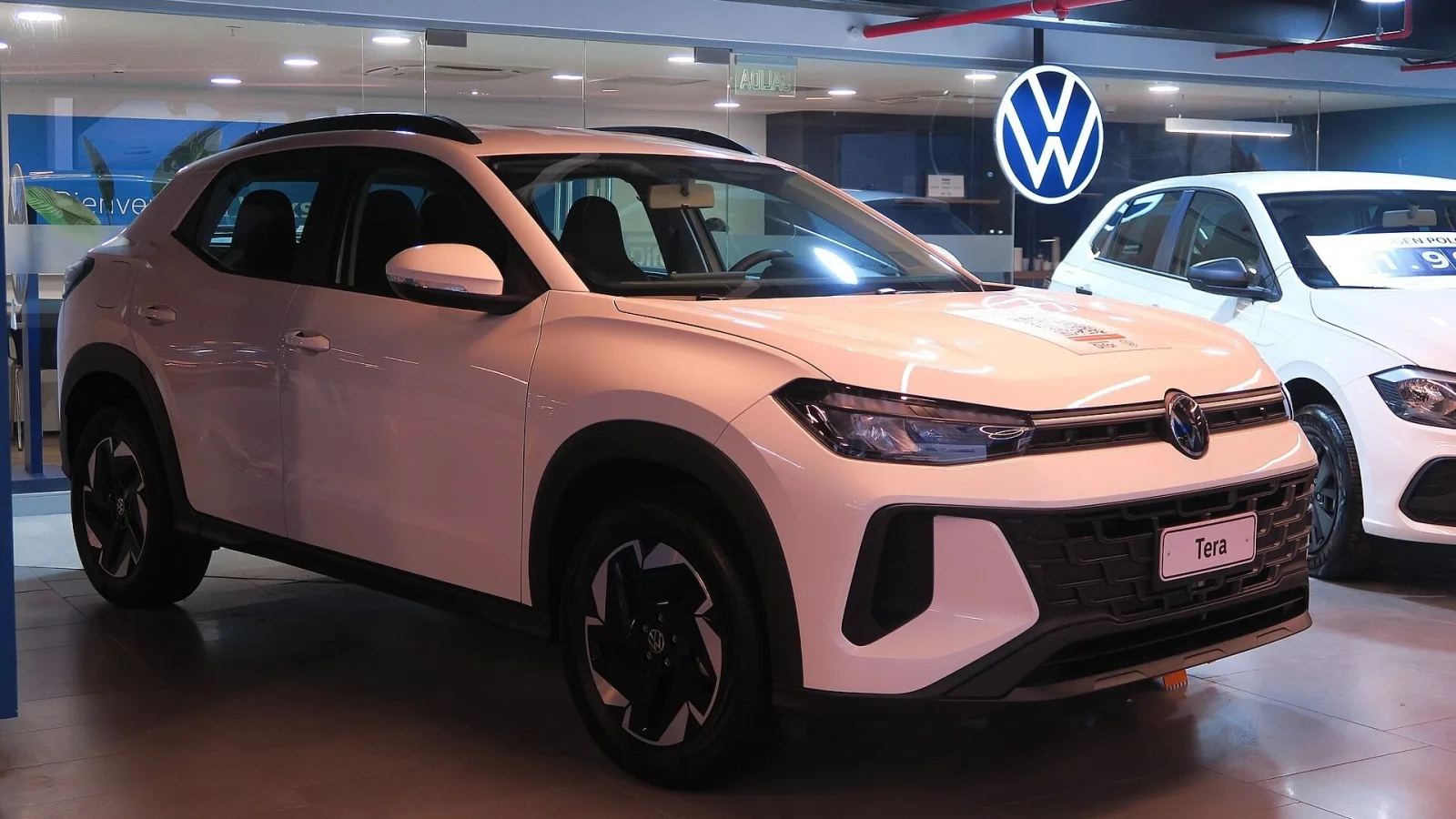 Um Volkswagen Tera 2026 numa concessionária da Colômbia. Feito no Brasil, foi o 5º carro mais vendido do país em setembro