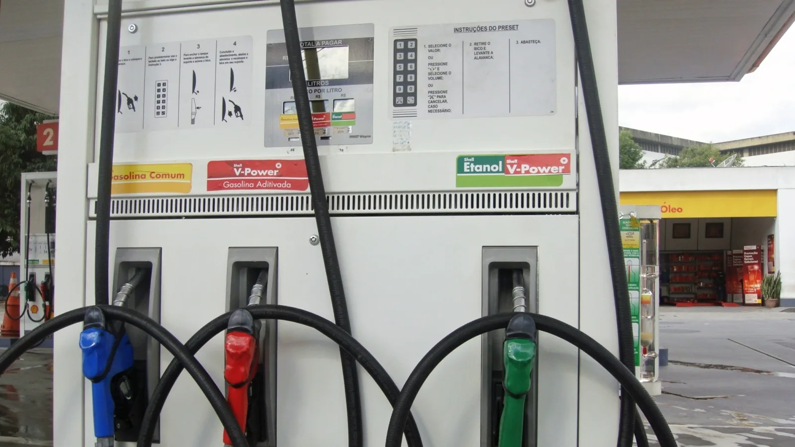 Bomba com bicos de gasolina comum, gasolina aditivada e etanol num posto de São Paulo