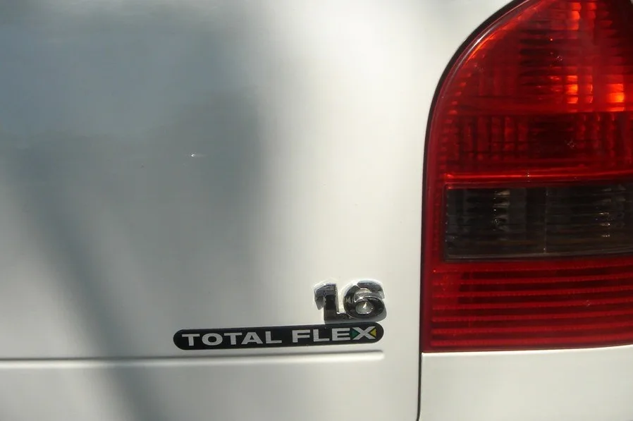 Emblema do Volkswagen Gol 1.6 Total Flex 2003, o primeiro carro flex vendido no Brasil