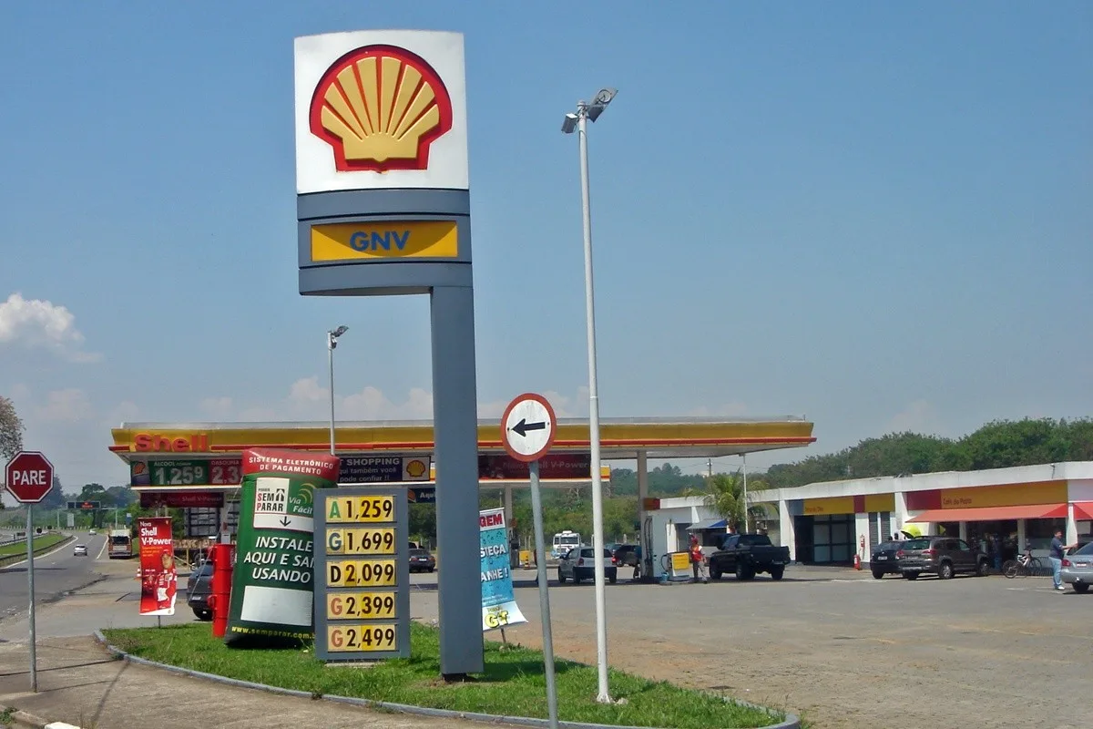 Piracicaba (SP), outubro de 2008: álcool a R$ 1,259 e gasolina a R$ 2,399 na placa do posto, o etanol a 52% do preço da gasolina