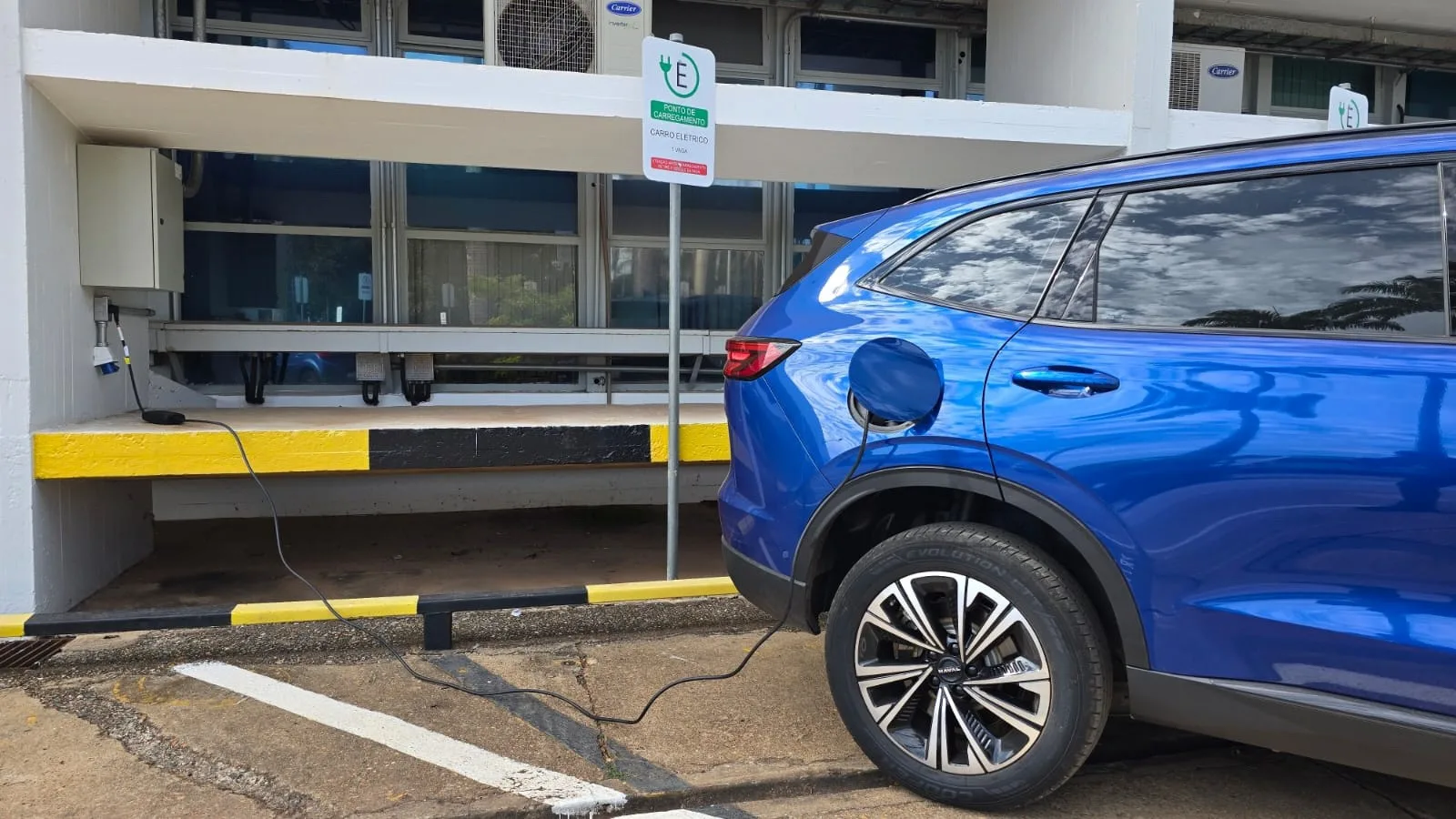 Um SUV da GWM ligado a um ponto de recarga no estacionamento do Senado Federal, em Brasília, em 2025