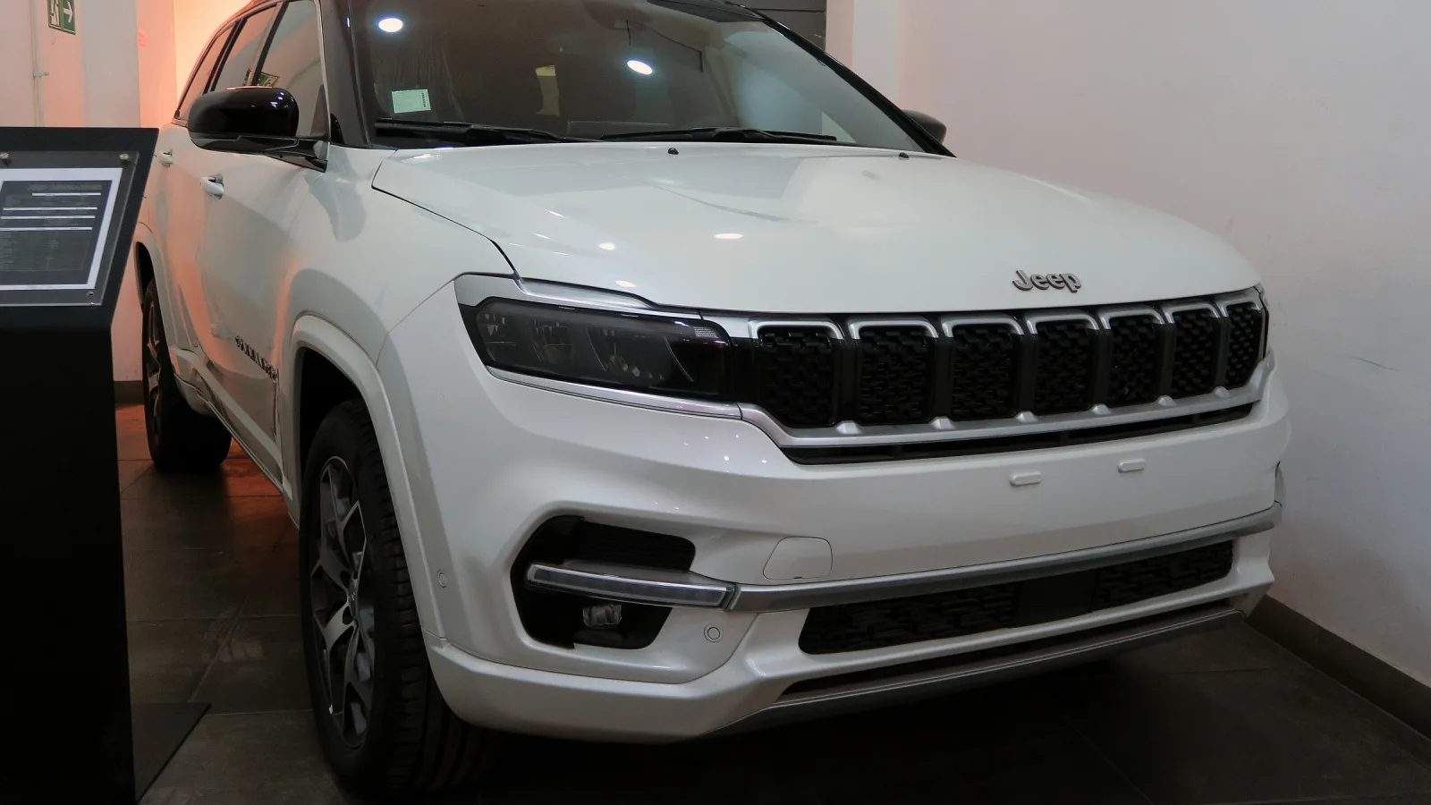 Um Jeep Commander Overland num showroom no Chile, em 2023. No Brasil, o Commander 0 km caiu 4,3% em média na FIPE de abril a outubro de 2026