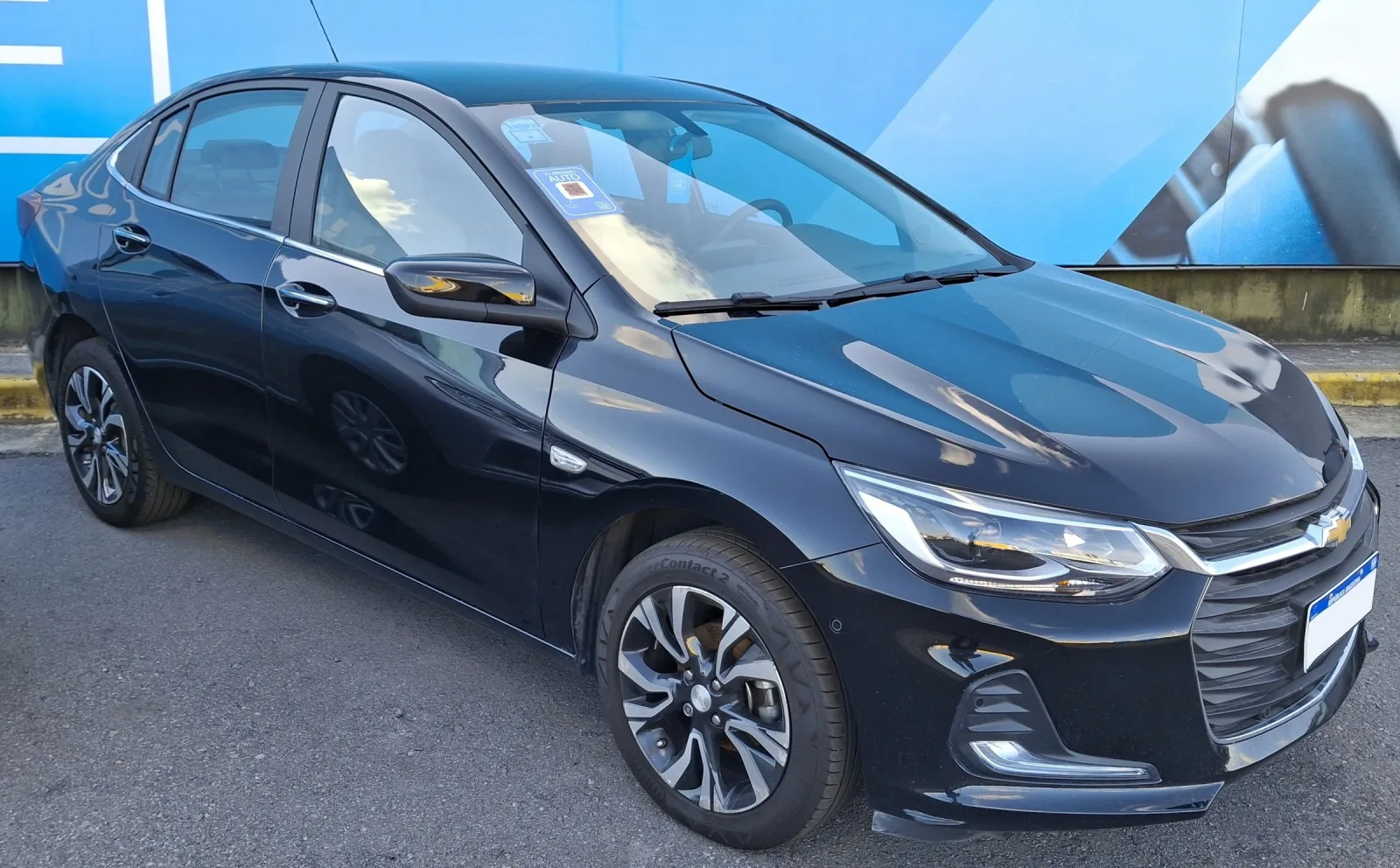 Um Chevrolet Onix Plus Premier 1.0 turbo na Argentina. Entre os carros mais vendidos do Brasil, foi o que mais caiu na FIPE do 0 km no semestre