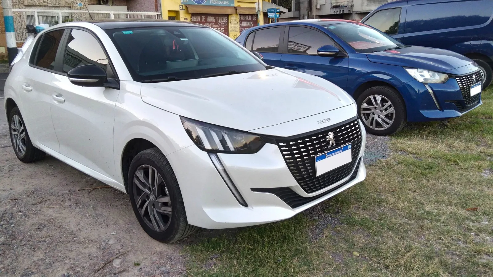 Dois Peugeot 208 da geração atual, vendida também no Brasil, numa rua da província de Buenos Aires, em 2024