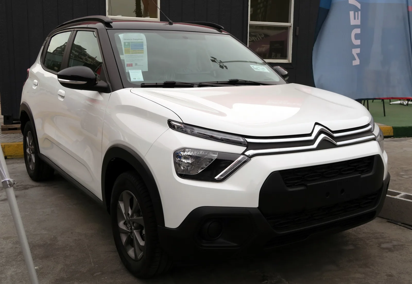 Um Citroën C3 da geração atual, produzido no Brasil, numa concessionária do Chile, em 2023