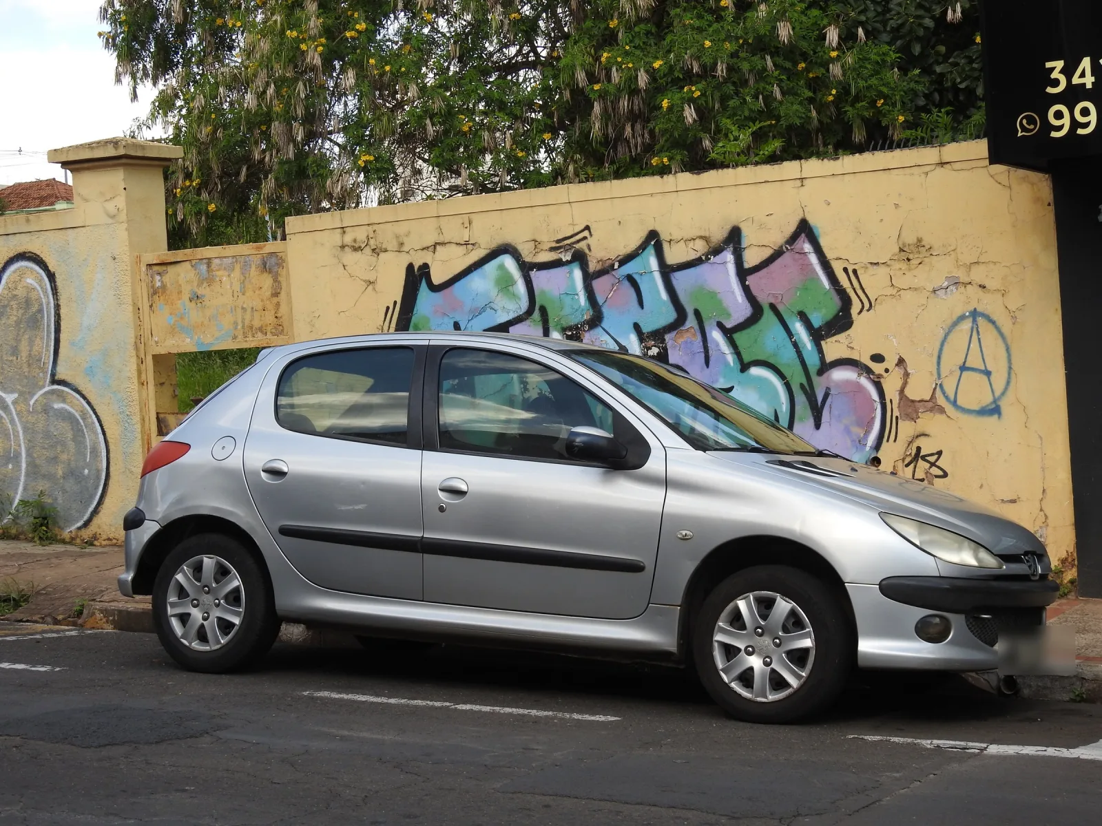 Um Peugeot 206, o hatch que marcou a fama da marca no Brasil nos anos 2000, em São Carlos (SP), em 2022