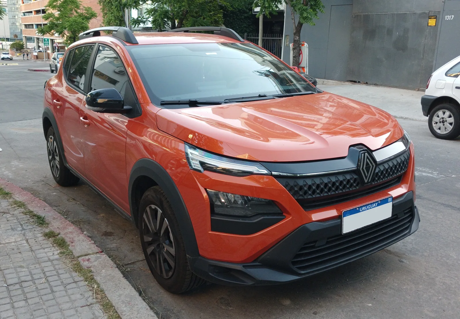 Um Renault Kardian, SUV compacto feito no Paraná, em Montevidéu, em 2024