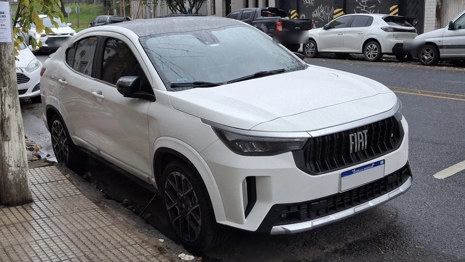 Fiat Fastback estacionado na rua: furtos do modelo em São Paulo quadruplicaram em 12 meses