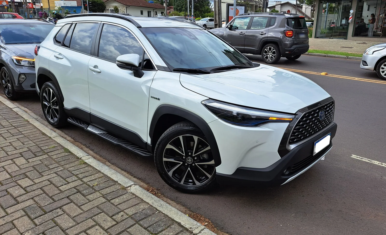 Um Toyota Corolla Cross híbrido flex no Brasil, em 2023