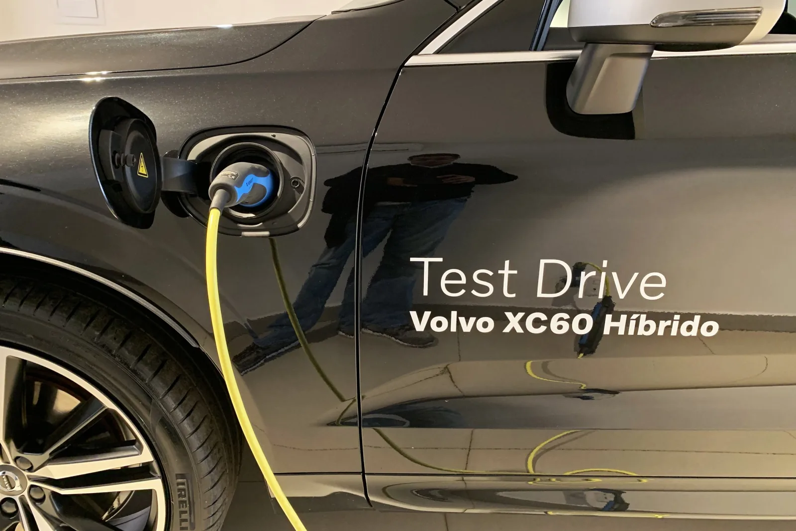A tomada de recarga de um híbrido plug-in, com o cabo conectado: é o que separa o plug-in dos outros híbridos