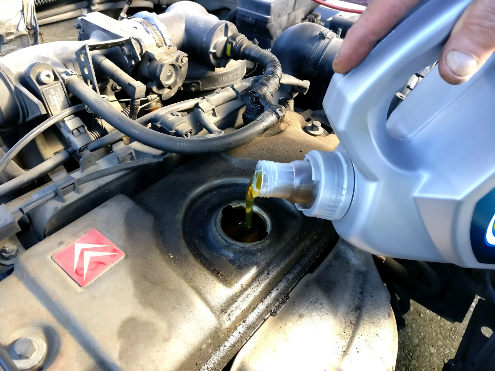 Troca de óleo do motor. O óleo lubrificante subiu 13,65% em 12 meses, a maior alta entre os itens de manutenção do IPCA
