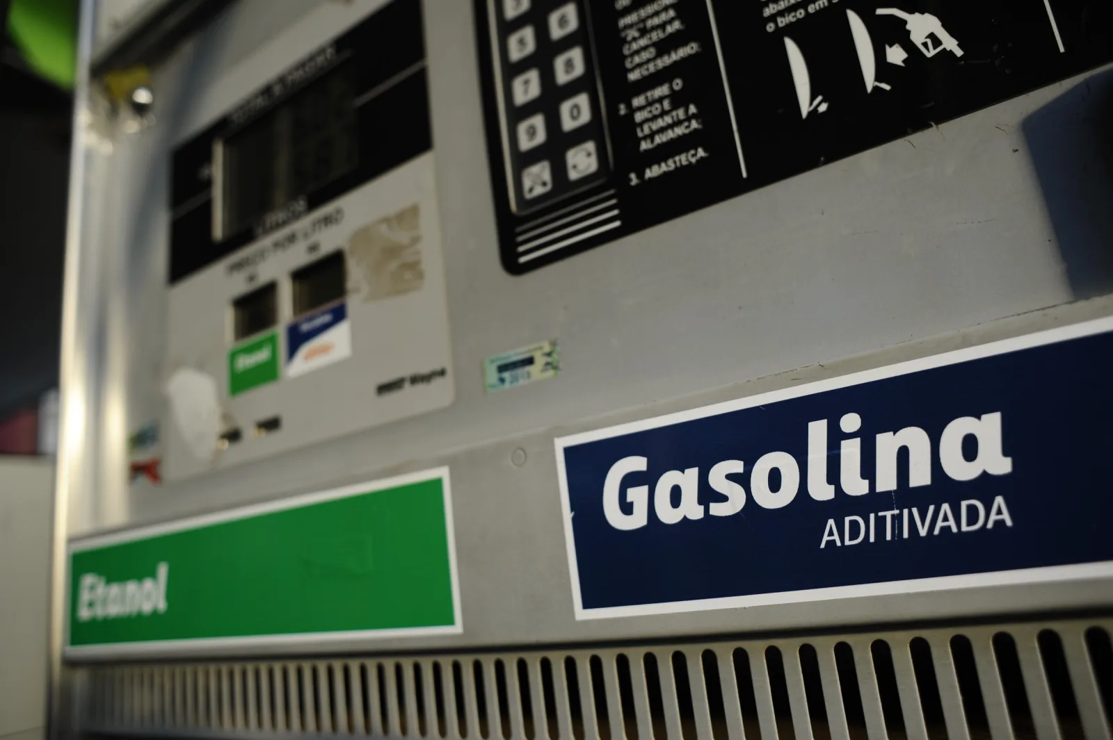 Bomba de etanol e gasolina num posto de Brasília, em 2015. Em 12 meses, o etanol caiu 3,19% e a gasolina subiu 5,61%