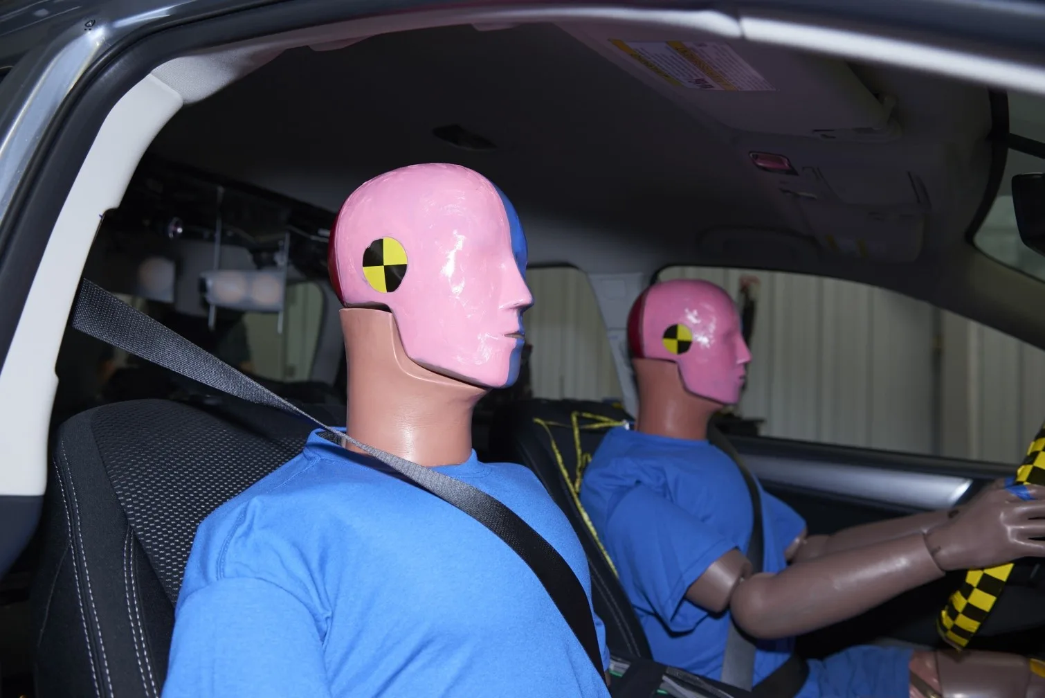 Bonecos de teste de colisão Hybrid III, cheios de sensores, dentro de um carro no laboratório do IIHS, nos Estados Unidos, em 2017