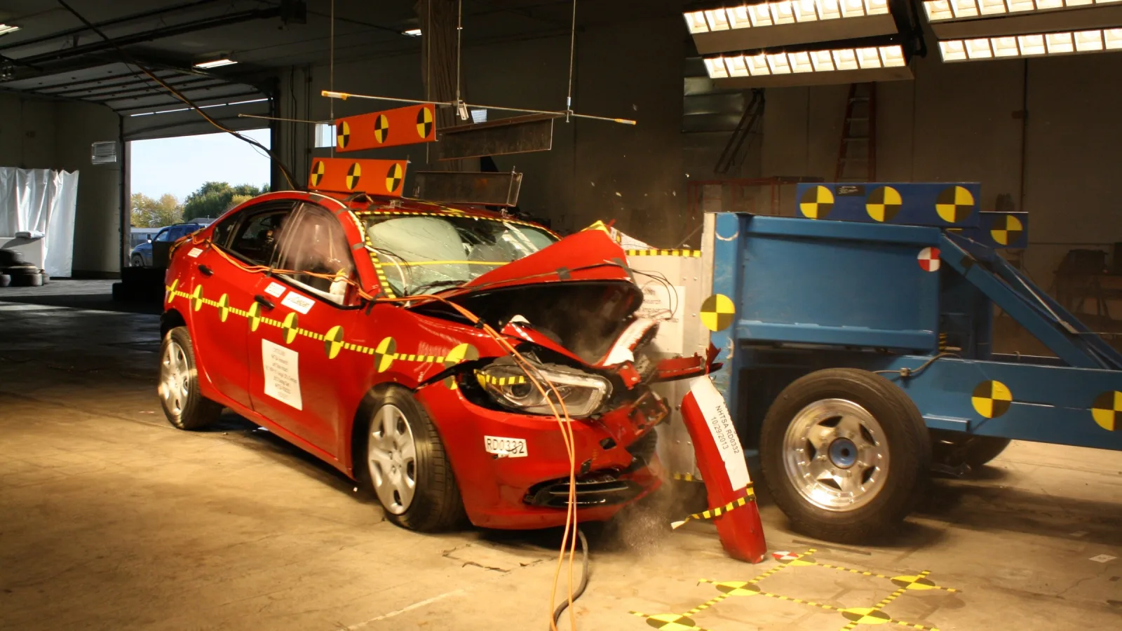 Teste de colisão da agência de segurança viária dos EUA (NHTSA): uma barreira móvel atinge um carro no laboratório da Calspan, em 2013