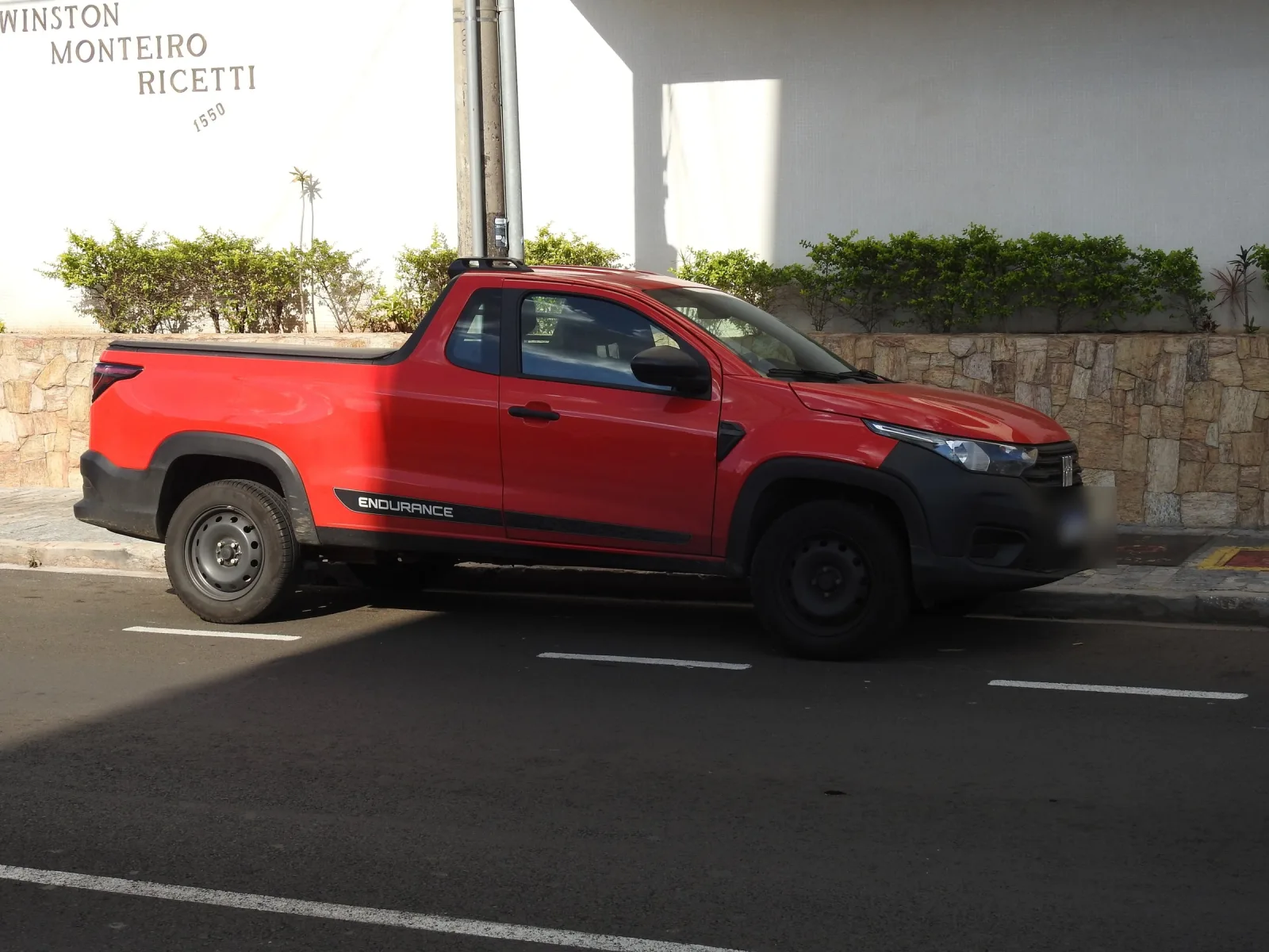 Uma Fiat Strada, o carro mais vendido do Brasil, em São Carlos (SP), em 2022. No Latin NCAP, uma estrela