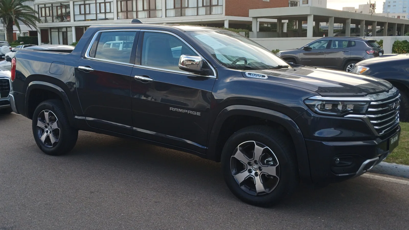 Ram Rampage Laramie em Punta del Este (Uruguai): no Brasil, a mesma versão é vendida com motor 2.0 turbo flex e 2.2 turbodiesel