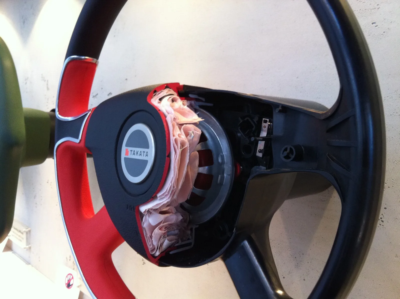 Volante sem a tampa, com o airbag do motorista dobrado no cubo: o sistema que mais levou carros a recall no Brasil desde 2021