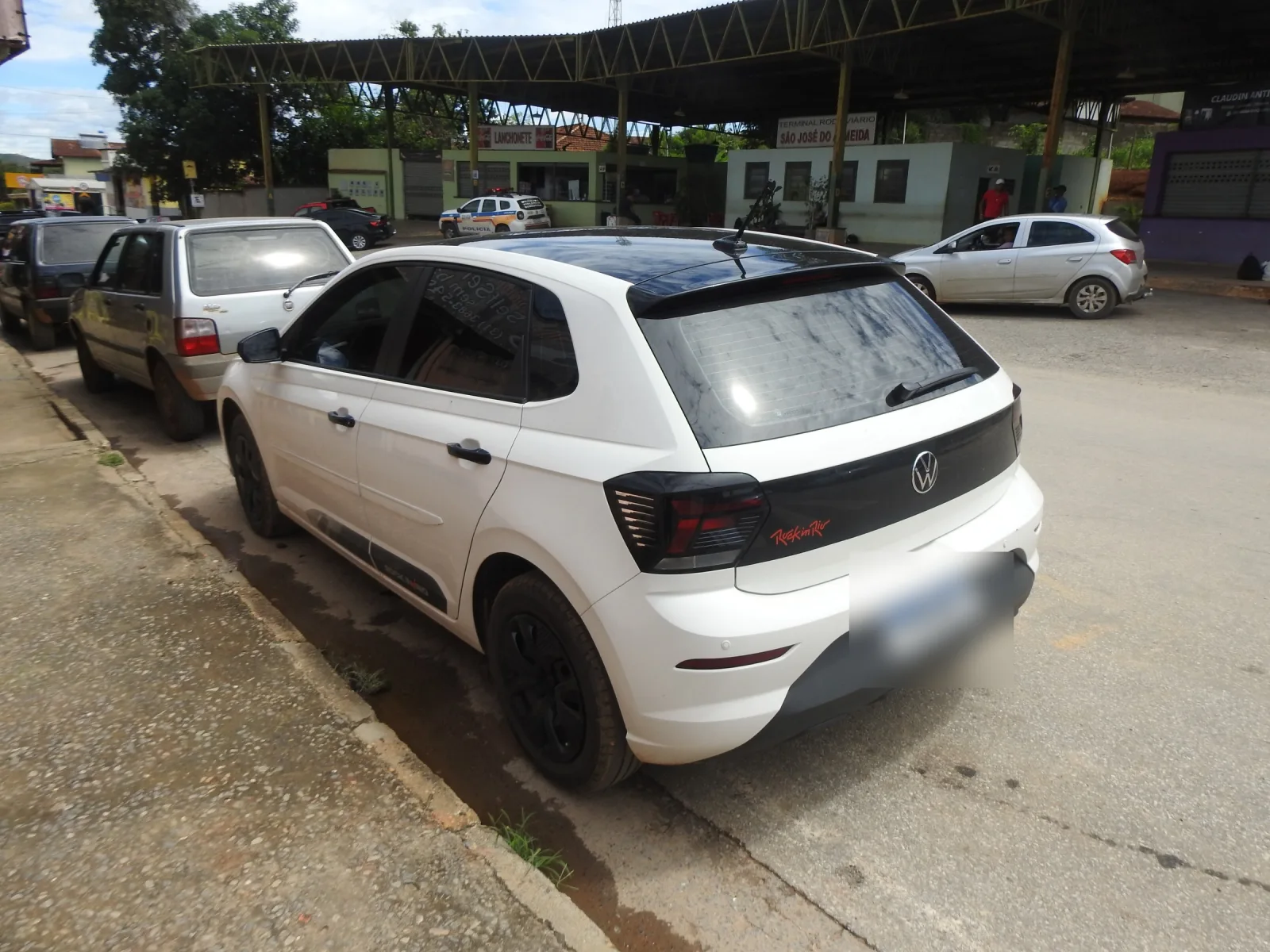 Um Volkswagen Polo da linha atual em Jaboticatubas (MG), em 2024: o Polo segue em 2º, logo à frente do Dolphin Mini