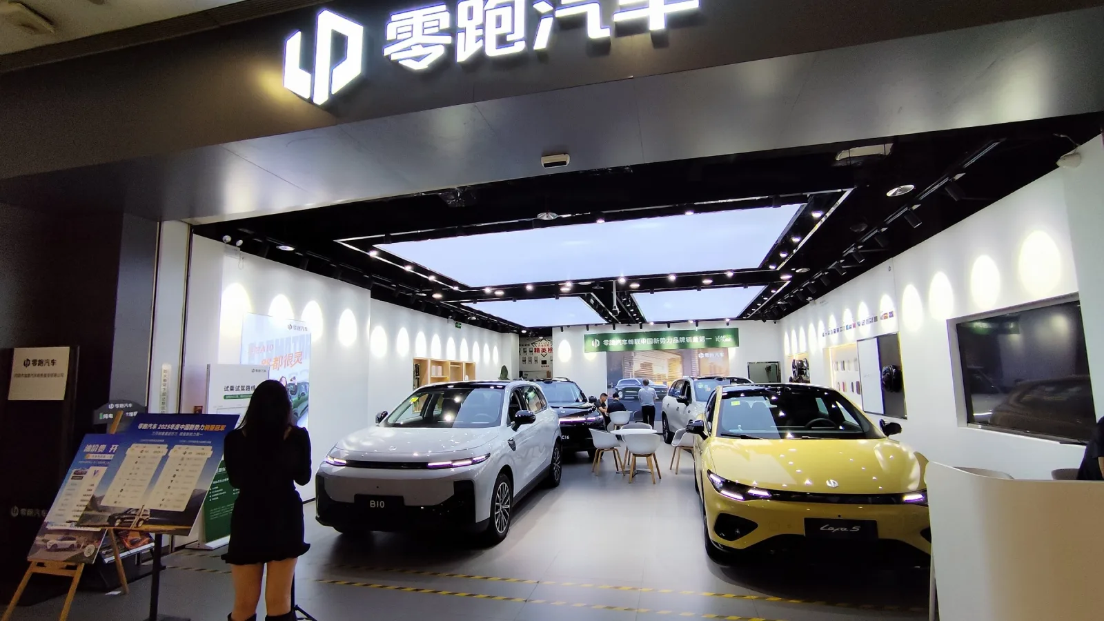 Loja da Leapmotor num shopping de Heyuan, na China, em abril de 2026. No Brasil, a marca chegou pelas mãos da Stellantis, sua sócia