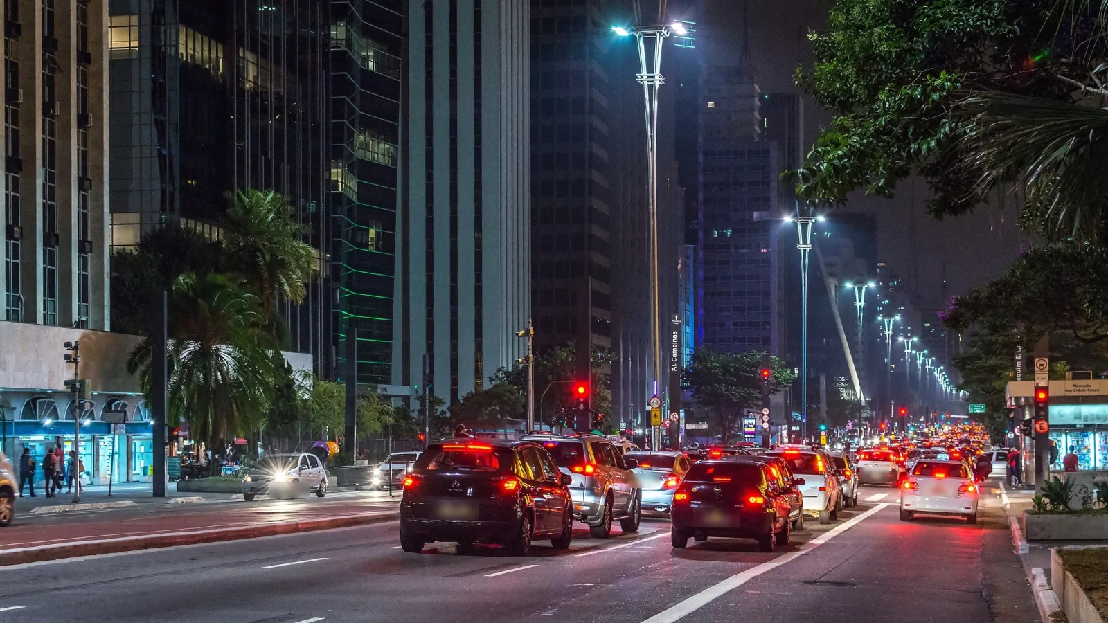 Trânsito na Avenida Paulista à noite, em São Paulo