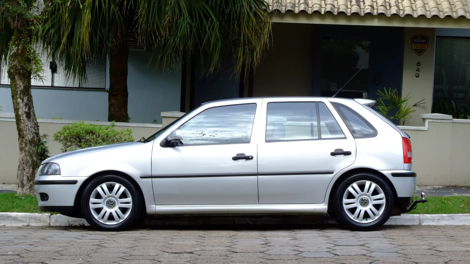 Um Volkswagen Gol de terceira geração numa rua residencial: o Gol é o carro mais levado em São Paulo em números absolutos