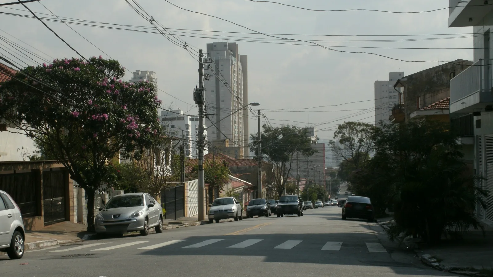 Carros estacionados numa rua residencial da Mooca, na zona leste de São Paulo: o cenário típico do furto