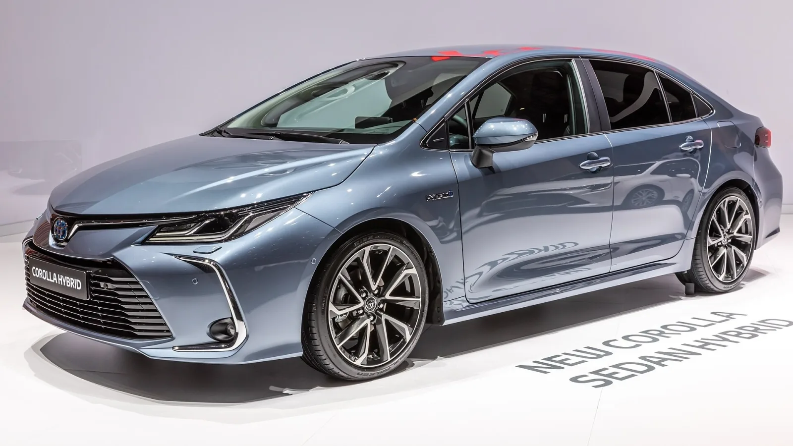 Corolla sedã híbrido da geração atual, a mesma vendida no Brasil, no Salão de Genebra de 2019